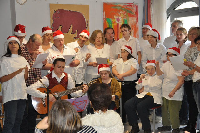 Zum ersten Mal trat beim WEihnachtsbasar der Chor der Lebenshilfe auf. | Foto: Lebenshilfe OÖ