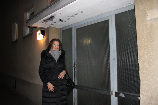 Silvia Kraut fordert, dass endlich die Ssanierung des Gemeindebaus erfolgt, damit ihre Mutter wieder mit dem Rollstuhl ihre Wohnung verlassen kann.