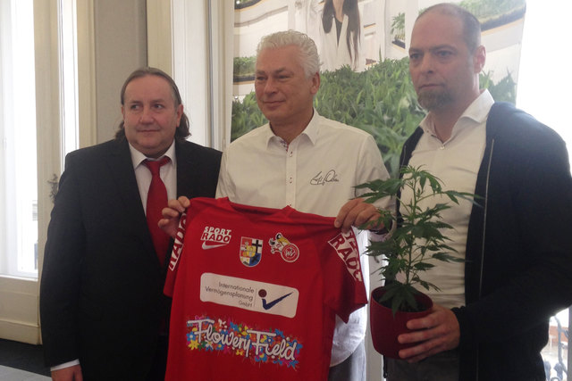 Premiere in Österreich: Cannabis auf einem Sportleiberl. Auch Viktoria Trainer Toni Polster steht hinter dem neuen Sponsor. | Foto: Wiener Viktoria