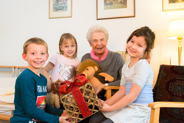 Frohes Fest! Else Urban redet mit Leo, Johanna (l.) und Käthe (r.) über Weihnachten, wie es früher war.
