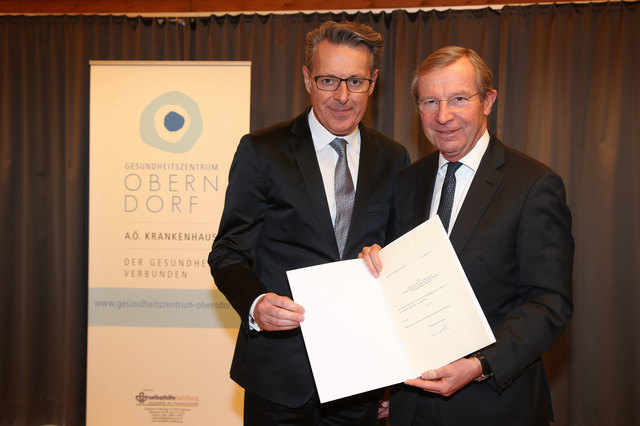 Ehrung für den Ärztlichen Direktor des Krankenhaus Oberndorf: Christian Datz bekommt das Dekret "Berufstitel Hofrat" von LH Wilfried Haslauer.
