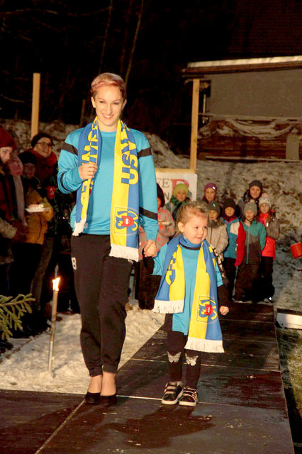 Eva Kern und Elena Grünberger präsentierten den USV-Fanschal | Foto: Robert Danner