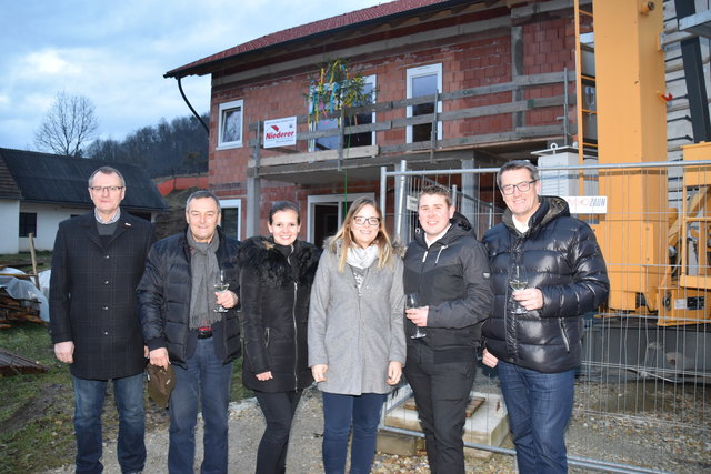 Gleichenfeier: Mit den ersten Mieterinnen freuen sich OSG-Chef Alfred Kollar (re.) und Vbgm. Philipp Knaus (2.v.r.).