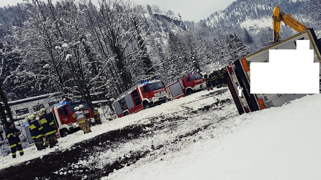 In der Kalkwerkkurve kam der Sattenzug von der Straße ab. | Foto: FF Bad Ischl