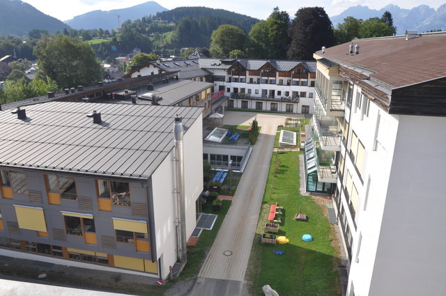 Bauten in den Obergeschoßen beim Altenwohnheim (li.) und im Gesundheitszentrum (re.).
