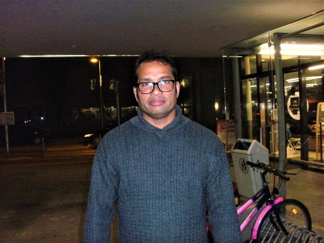 Azad Mozumder ist glücklich, die Kupfermuckn verkaufen zu dürfen. | Foto: Foto: Ploner