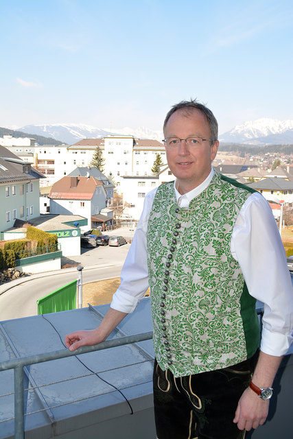 Manfred Sampl; im Hintergrund zu sehen ist die Landesklinik Tamsweg. (Archivfoto)