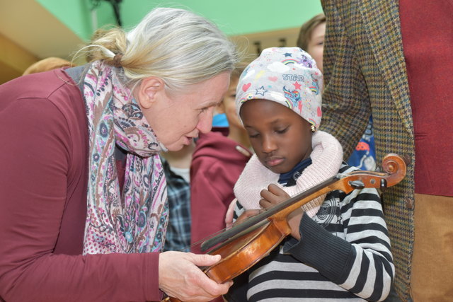 Die siebenjährige Divine Biira freut sich über ihr neues Musikinstrument.