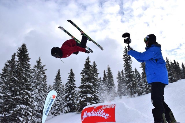 Im Neighborhood Snowpark kann wieder den ganzen Winter auf Ski und Snowboard gesprungen werden. | Foto: KK