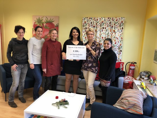 Amra Pilav (4.v.l.) mit Vertretern der MÖWE Neunkirchen bei der Übergabe der Spende. | Foto: Armin Zwazl