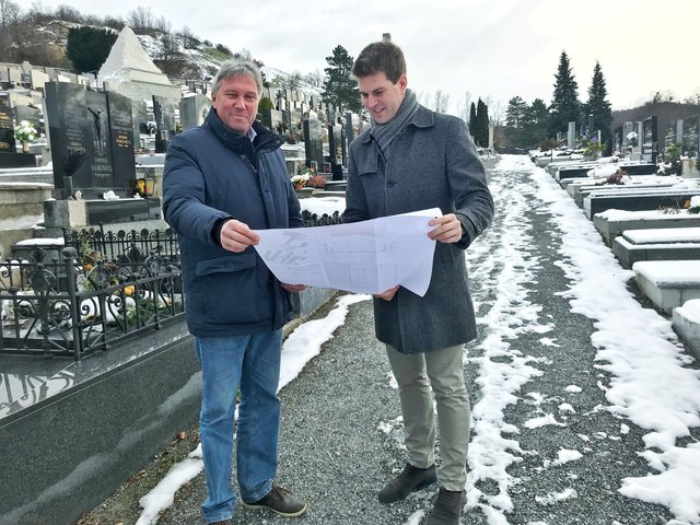 Christoph Wolf (r.): "Wir haben beschlossen, gemeinsam mit Baumeister Bernhard Breser (l.) einen Sanierungsplan zu erstellen.“