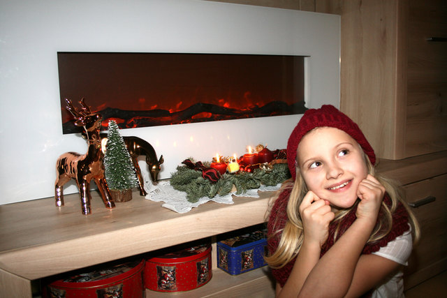 Die dritte Adventkerze brennt, die Keksdosen sind voll,  der  knisternde und zauberhaft leuchtende Kamin verzaubert....glücklich träumt Claudia von Weihnachten!