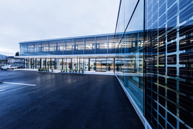 Im Erdgeschoß des neuen Meetinggebäudes befinden sich der neu gestaltete Empfangsbereich sowie ein großzügiges Restaurant, der Mitarbeitereingang und die Betriebsküche. | Foto: Fronius