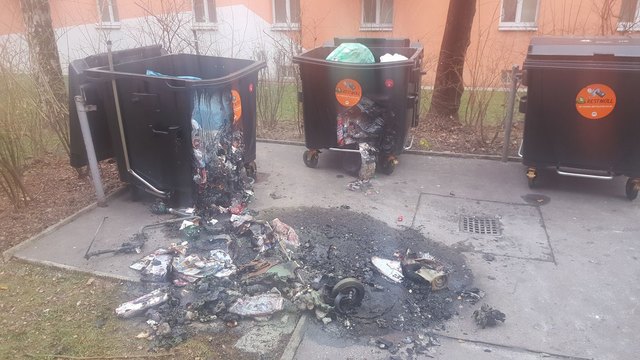 Zippererstrasse 16 , aus welchen gründen auch immer am späten Nachmittag des 20.12 fing der Papierkübel an zu brennen. Könnte aber rasch gelöscht werden von der Berufsfeuerwehr.Schaden ist groß da 4 Kübel beschädigt sind .