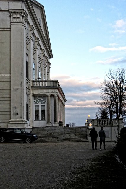 Schloss Wilhelminenberg bietet hier dem Adventdorf eine edle Kulisse