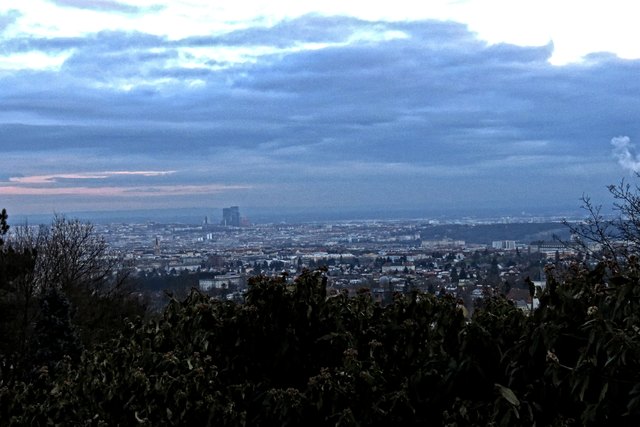 Aber am schönsten ist doch immer der Blick über Wien, der sich von dort bietet, und der selbst dann noch schön ist, wenn es nicht ganz klar ist. Hier sind links der Bildmitte die Hochhäuser der Wienerberg-City zu erkennen, ganz rechts kann man Schloss Schönbrunn und die Gloriette entdecken
