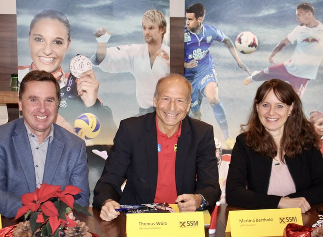Johannes Plötzeneder (Präsident des Landesschulrates für Salzburg), Thomas Wörz (Geschäftsführer Raiffeisen SSM) und Martina Berthold (Landesrätin und Präsidentin des Raiffeisen SSM). | Foto: Raiffeisen SSM
