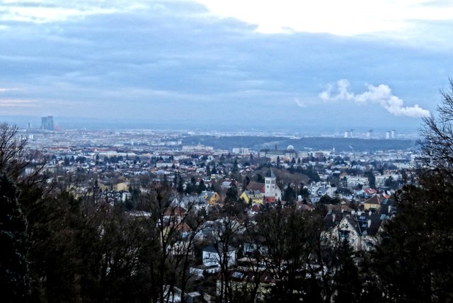 Noch ein Stückchen weiter rechts geschaut, ein Blick über Ottakring und Penzing nach Schönbrunn, die Dampfwolke entstammt der Verbrennungsanlage am Flötzersteig