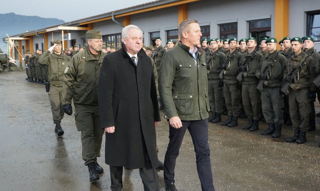 Verteidigungsminister Mario Kunasek (r.) bei der Angelobung in Zeltweg. Foto: Haslebner