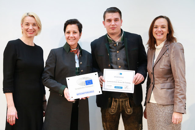 Vertreter der Landesberufsschule für Tourismus nahmen in Wien das Zertifikat entgegen. | Foto: Foto: Informationsbüro des Europäischen Parlaments/APA/Hautzinger