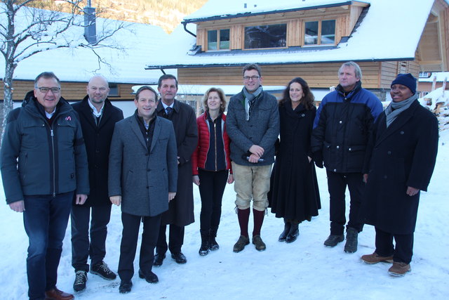 Bei der Eröffnung: Bürgermeister Matthias Krenn, Kärnten Werbung Chef Christian Kresse, Tourismuslandesrat Christian Benger, Bezirkshauptmann Spittal Klaus Brandner, Birgit und Jakob Forstnig, Elisabeth Moser, Evangelischer Pfarrer Uwe Träger und Katholischer Pfarrer Alexander Uzoh
