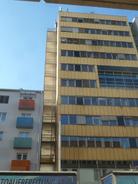 Licht aus bei den Raucherbalkonen währen der hellen Tageszeit...