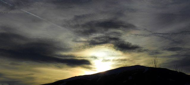 Auch wenn sich Wolken bedrohlich zeigen, die Sonne beeindruckt es kaum. Sie kommt am nächsten Morgen zurück und erhellt Land, Herz und Gemüt.