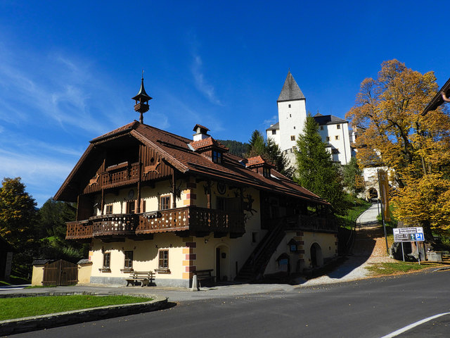 An einem schönen Oktobertag präsentierte sich das Schlossmeierhaus als geschichtliches Schmuckkastl von Mauterndorf.