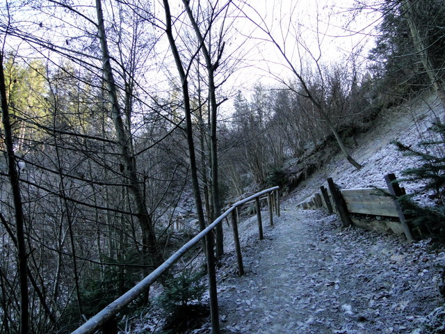 Rechts eine Hangrutschung sollte nicht unterschätzt werden