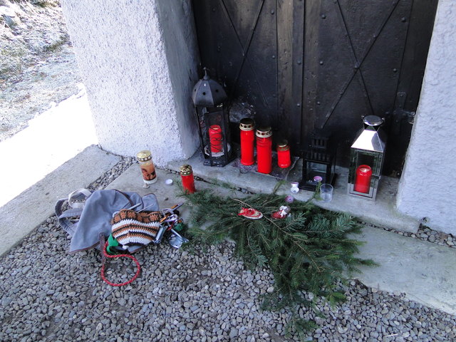 auch etwas von einem Bergsteiger liegt da....nebst den vielen Kerzen.