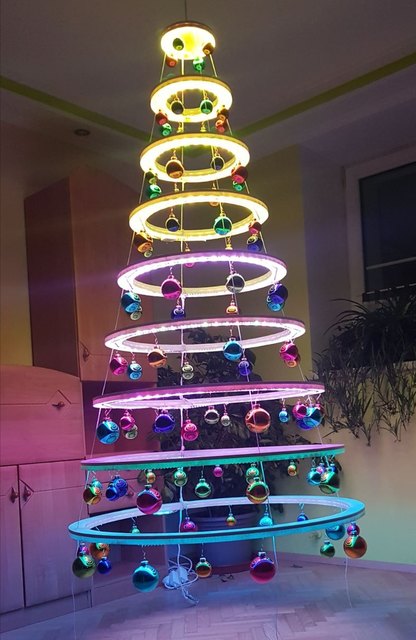 Diesen Christbaum hat mein Sohn Lukas auf meinen Wunsch hin gebastelt. Sein Bruder Alex stand ihm als helfender Elf bei. ;)