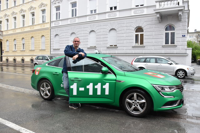 René Offermann von Taxi 31 111 "lässt keinen sitzen", wie er sagt. Zu Silvester haben er und seine Kollegen Hochbetrieb﻿ | Foto: Polzer