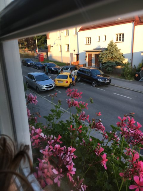 In einer Wohnstraße kam es zu einem Schleuderunfall | Foto: Erich Fadi