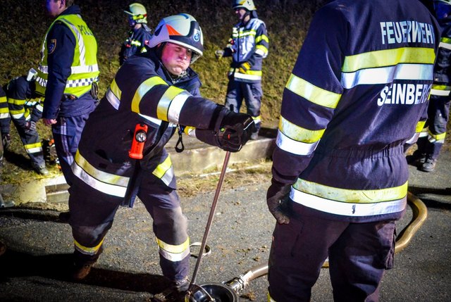 38 Feuerwehrleute von drei Feuerwehren mühten sich an der Unfallstelle ab. | Foto: FF Mooskirchen