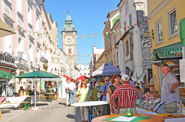 Bisher gab es im Geschäft von Dijana Miljojkovic in der Ennser Linzer Straße nur Abendmode, nun folgt eine Steetwear-Kollektion. | Foto: BRS Archiv/Wurz