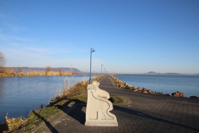 Der Himmel und der Süßwasser-Binnen-Plattensee strahlen in BLAU-TÖNEN.