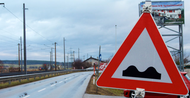 Warnung vor dem Schlagloch. Aber eine Sanierung ist in Sicht.