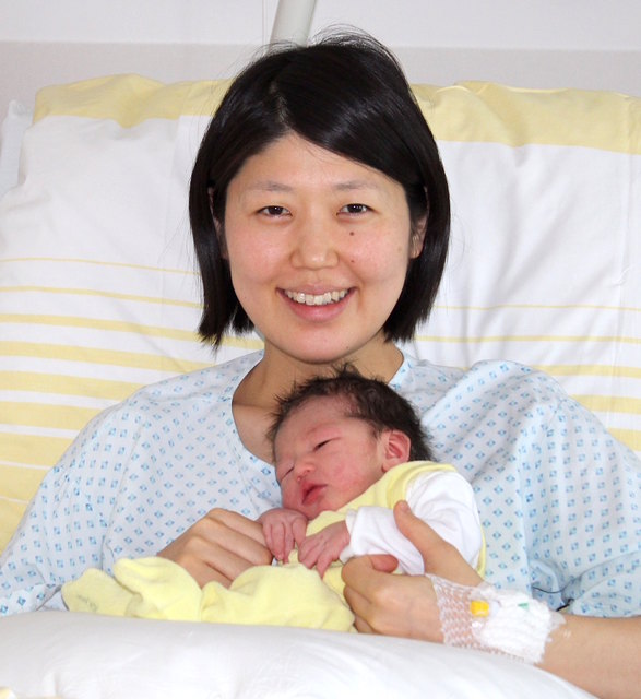 Neujahrsbaby Emili Rio mit ihrer glücklichen Mutter Kaori Mayr. | Foto: KUK