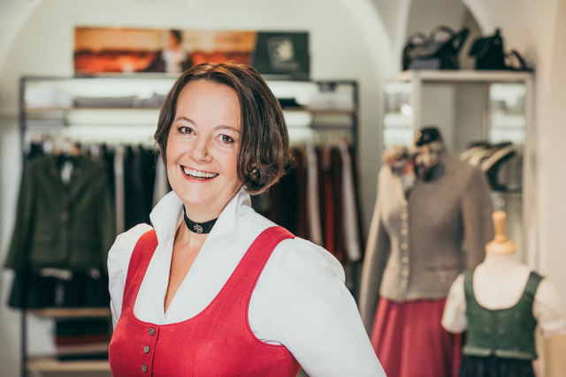 Mit der Steiermark verbunden: Monika Primas übt ihre Tätigkeit mit viel Leidenschaft aus und hat selbst sehr viele Dirndl. Den steirischen Leibkittel in allen Varianten mag sie besonders. | Foto: Lupi Spuma