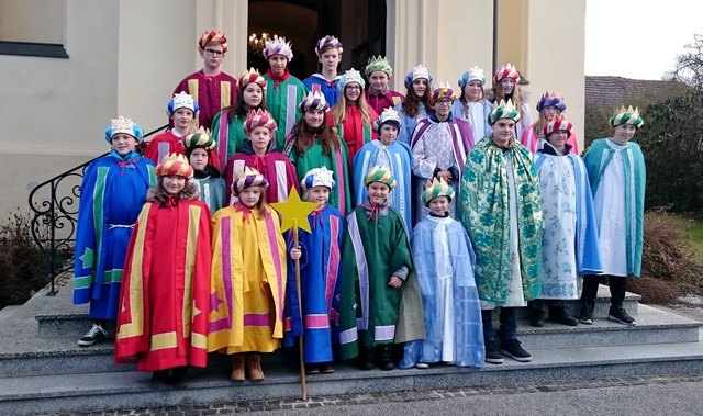 Die Entsendung der SternsingerInnen in Grafenschachen. Kinder zeigen Nächstenliebe, verkünden die Frohe Botschaft, bringen Segenswünsche für das neue Jahr und laden zum Teilen mit den Ärmsten ein.