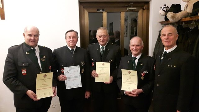Ehre, wem Ehre gebührt: Alois Reicht, Franz Ortauf, Johann Fuchs und Herbert Lafer gemeinsam mit Günter Schneider (v.l.). | Foto: KK