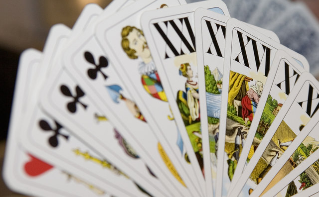 Beim Wirtetarock wird 19er gerufen und auf Negativspiele verzichtet.