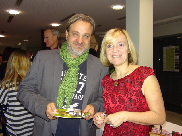 Thomas Trabi und LeibnitzKULT. Obfrau Vizebgm. Helga Sams begrüßten am Eingang die Besucher des ausverkauften Leibnitzer Neujahrskonzerts.