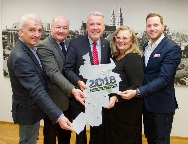 Die Bunte Stadtregierung von Wiener Neustadt mit Gemeinderat Wolfgang Haberler, Erster Vizebürgermeister Dr. Christian Stocker, Bürgermeister Mag. Klaus Schneeberger, Gemeinderätin Dr. Evamaria Sluka-Grabner und Bürgermeisterstellvertreter Michael Schnedlitz freut sich auf die Herausforderungen im neuen Jahr 2018, dem „Jahr des Aufbruchs" | Foto: Stadt WRN, Weller