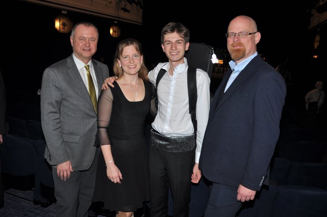 Neujahreskonzert des Mödlinger Symphonischen Orchesters 2017. Bürgermeister Hans Stefan Hintner freute sich mit Konzertmeisterin Bernadette Millet-Findler, Jung-Star Julian Walder und Kultur-STR Stephan Schimanowa (v.l.) über das große Interesse.