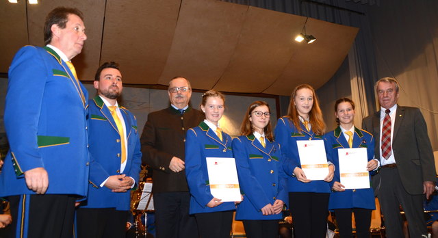 Rudolf Klinglmayr, Peter Schimpl, Bezirksobmann-Stv. Günther Franz, Theresa Holzleitner, Emma Dorfinger, Simona Haas, Emilia Heiter, Obmann Bürgermeister Karl Staudinger (v.l.). | Foto: Stadtkapelle