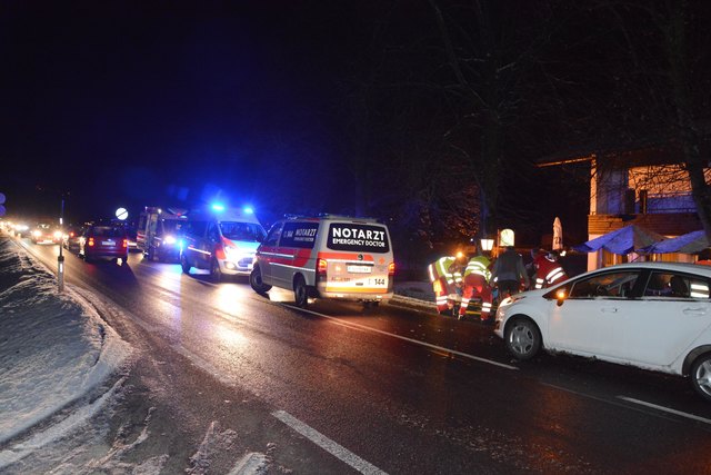 Einsatzkräfte am Unfallort in Kirchbichl. | Foto: ZOOM.TIROL