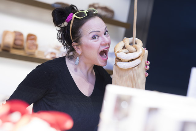 Zum Anbeißen: Marion Petric ist ein Multitalent und liebt Kaffee, Graz, Radfahren, Yoga und natürlich Entertainment. Ab 18. Jänner können sich die Grazer auf "Fisch Grete am falschen Dampfer" freuen. | Foto: Prontolux