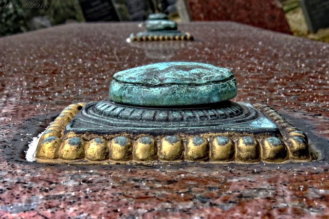 Diese wunderschöne Grabplatte entdeckte ich voriges Jahr im alten Israelitischen Friedhof im Zentralfriedhof. Ursprünglich hielt ich den Knauf für patiniertes Metall, aber es ist Keramik.
