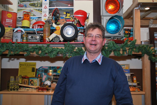 Johannes Krämmer inmitten seiner liebsten Stücke: Spielzeug aus über hundert Jahren